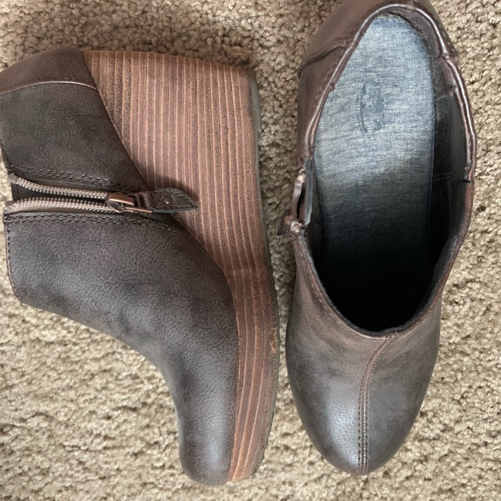 Super comfortable lightly worn booties perfect for fall.